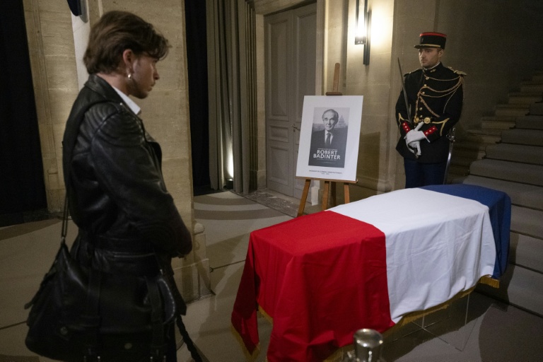 Une personne assiste à la veillée funèbre de l'ancien ministre français de la Justice et président du Conseil constitutionnel, Robert Badinter, la veille de la cérémonie de son entrée au Panthéon, au Conseil constitutionnel à Paris, le 8 octobre 2025