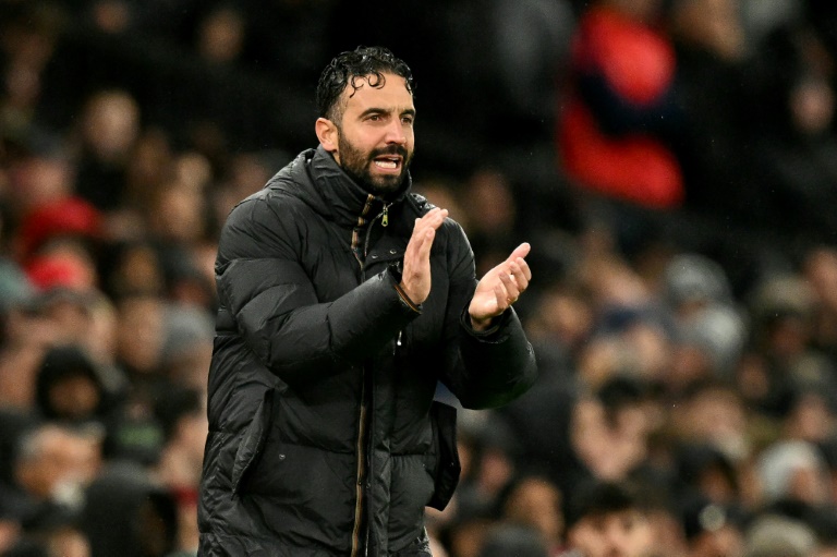 L'entraîneur de Manchester United Ruben Amorim, sur la sélette, donne des consignes à ses joueurs contre Chelsea à Old Trafford in Manchester, le 20 septembre 2025