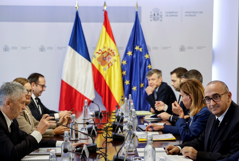 Le ministre espagnol de l'Intérieur, Fernando Grande-Marlaska (g), et son homologue français, Laurent Nuñez (d), lors d'une réunion au ministère de l'Intérieur à Madrid, le 24 octobre 2025
