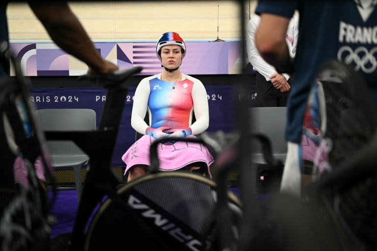 Mathilde Gros avant les qualifications pour l'épreuve du Sprint féminin lors des JO de Paris 2024 dans le vélodrome national de Saint-Quentin-en-Yvelines à Montigny-le-Bretonneux le 9 août 2024 en France