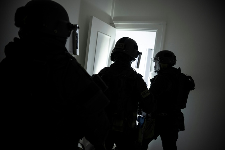 Des membres du RAID participent à un exercice d'entraînement à la libération d'otages, au quartier général du RAID, à Bièvres, dans la banlieue sud de Paris, le 8 octobre 2025