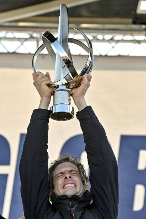Charlie Dalin et le trophée du vainqueur du Vendée Globe, le 14 janvier 2025 aux Sables-d'Olonne