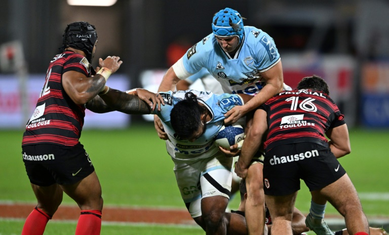 Les Bayonnais Manu Tuilagi (au centre) et Esteban Capilla face à la défense toulousaine lors du match de Top 14 entre l'Aviron Bayonnais et le Stade Toulousain dans le Stade Jean Dauger de Bayonne le 5 octobre 2025 en France