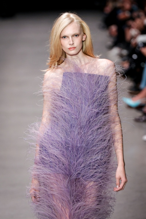 Un mannequin présente une création de Stella McCartney pour la collection Prêt-à-porter Femme Printemps-Été 2026 lors de de la Fashion Week de Paris, le 30 septembre 2025