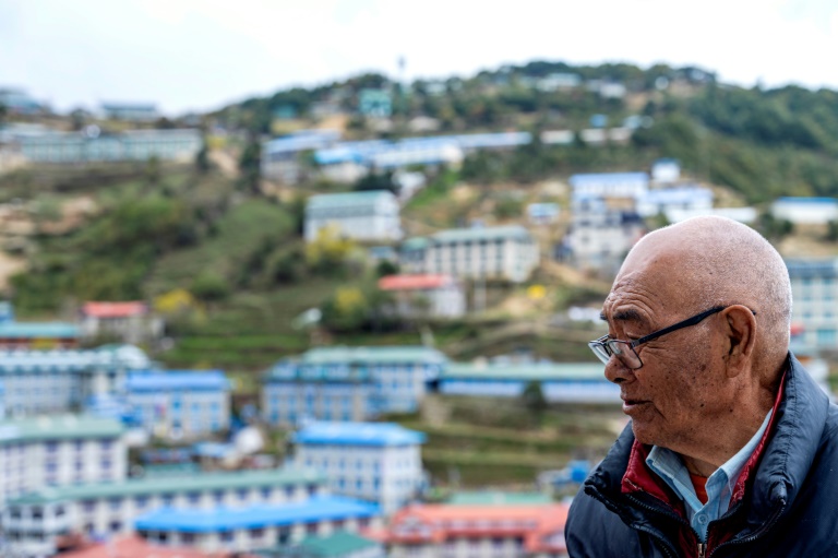 Photo prise le 28 mai 2023 à Solukhumbu au Népal, de Kanchha Sherpa, âgé de 90 ans, le dernier survivant de l'expédition dirigée par les alpinistes Edmund Hillary et Tenzing Norgay Sherpa, les premiers à avoir conquis la plus haute montagne du monde, l'Everest, en 1953