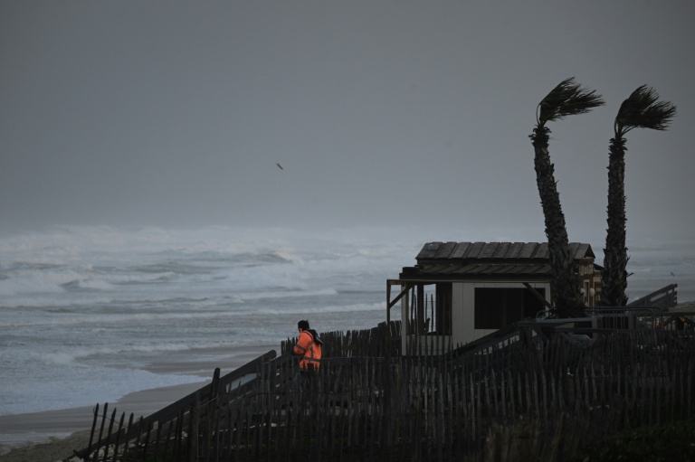 Forte houle et rafales de vent sous l'effet de la tempête Benjamin à Lacanou, le 23 octobre 2025 en Gironde