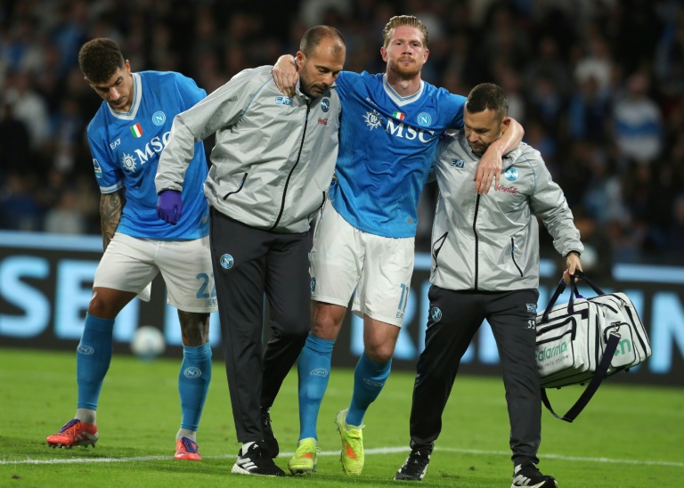 Le milieu de Naples Kevin De Bruyne quitte le terrain après sa blessure lors du match contre l'Inter Milan le 25 octobre 2025