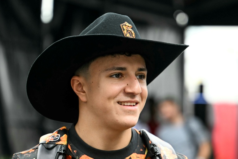 Le pilote français Isack Hadjar dans le paddock avant le début du programme du GP des Amériques, le 16 octobre 2025 à Austin