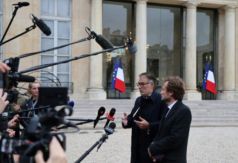 Le premier secrétaire du Parti socialiste Olivier Faure s'exprime face à la presse au côté du chef de file des députés socialistes Boris Vallaud, le 10 octobre 2025 après une rencontre avec le président Emmanuel Macron au palais de l'Elysée à Paris