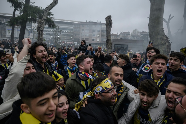 Des supporters de Fenerbahçe avant un derby contre Galatasaray, le 2 avril 2025