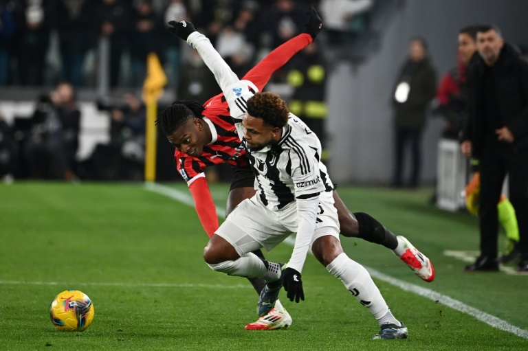 Duel intense entre l'attaquant de l'AC Milan Rafael Leao et le milieu de la Juve Weston McKennie lors de leur dernière confrontation à Turin, le 18 janvier 2025