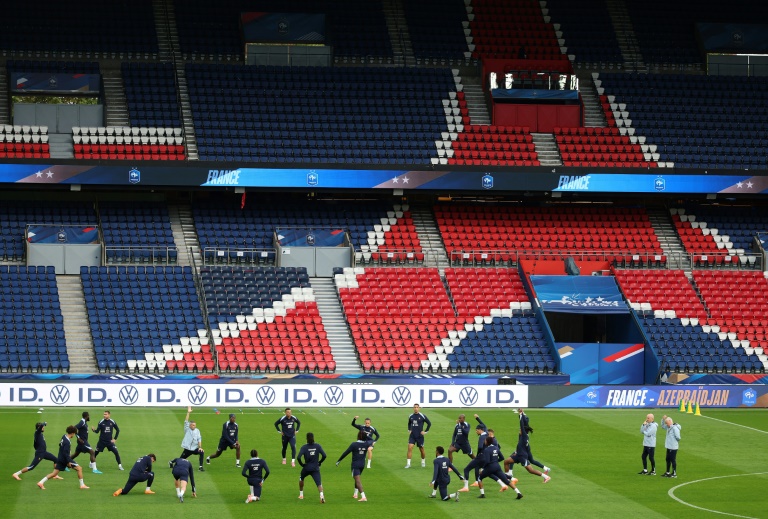 L'équipe de France de football à l'entraînement sur la pelouse du Parc des Princes à Paris sous les yeux du sélectionneur Didier Deschamps et de son adjoint Guy Stéphan le 9 octobre 2025