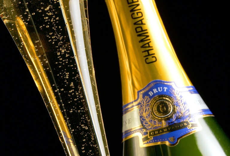 Une flûte et une bouteille de champagne à Reims, le 11 décembre 2008 dans la Marne