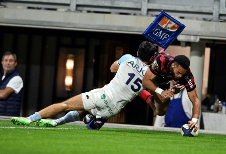 L'ailier du Stade toulousain Matthis Lebel (droite) a inscrit un essai contre Bayonne en match du Top 14 le 5 octobre 2025 à Bayonne