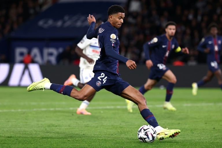 Senny Mayulu a inscrit le but de l'égalisation du Paris SG contre Strasbourg (3-3) le 17 octobre 2025 au Parc des Princes. A 19 ans, il confirme son efficacité après son but en finale de C1 à Munich le 31 mai et à Barcelone début octobre