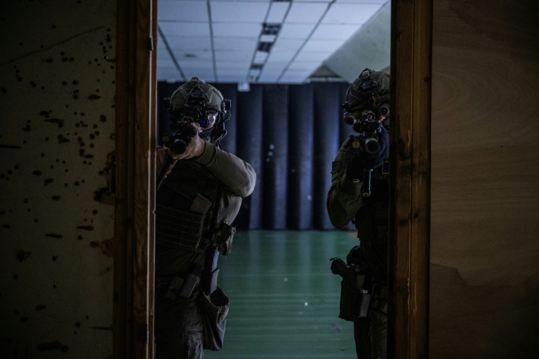 Des membres du RAID (Recherche, Assistance, Intervention, Dissuasion) participent à un exercice d'entraînement à la libération d'otages, au quartier général du RAID, à Bièvres, dans la banlieue sud de Paris, le 8 octobre 2025