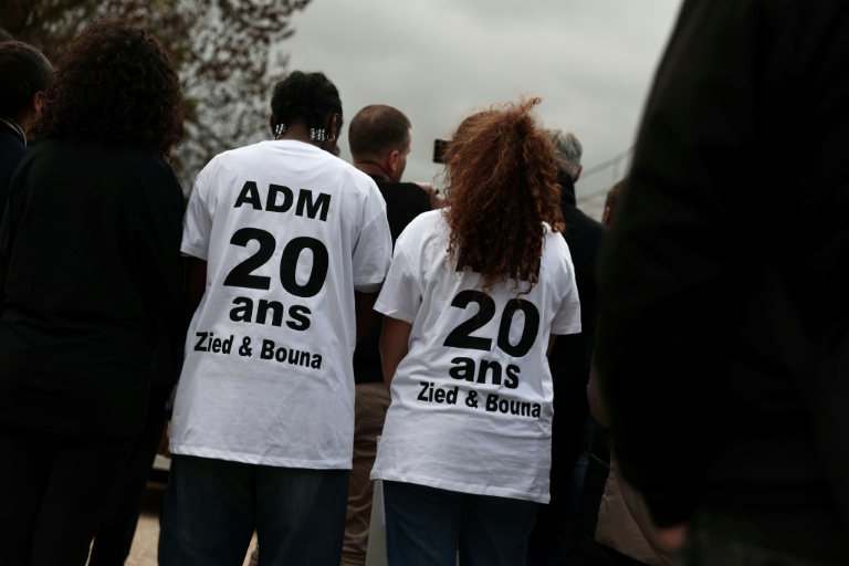 Des personnes participent à une cérémonie marquant le 20e anniversaire de la mort des adolescents Zyed Benna et Bouna Traoré à Clichy-sous-Bois, le 27 octobre 2025 en Seine-Saint-Denis