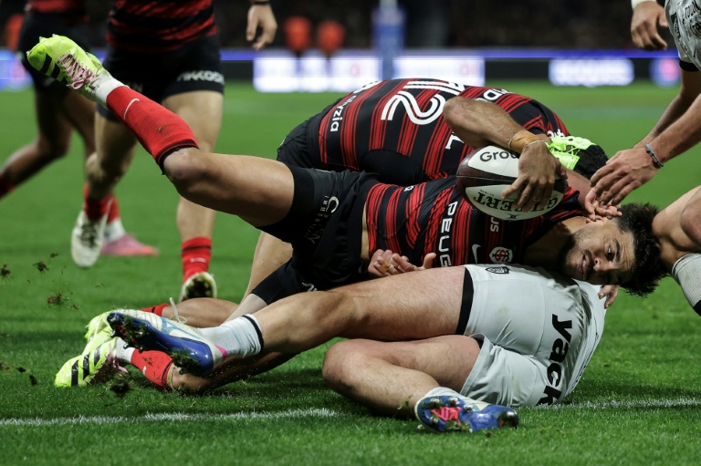 L'ouvreur de Toulouse Romain Ntamack marque un essai après un gros travail des avants le 26 octobre 2025 au Stadium à Toulouse