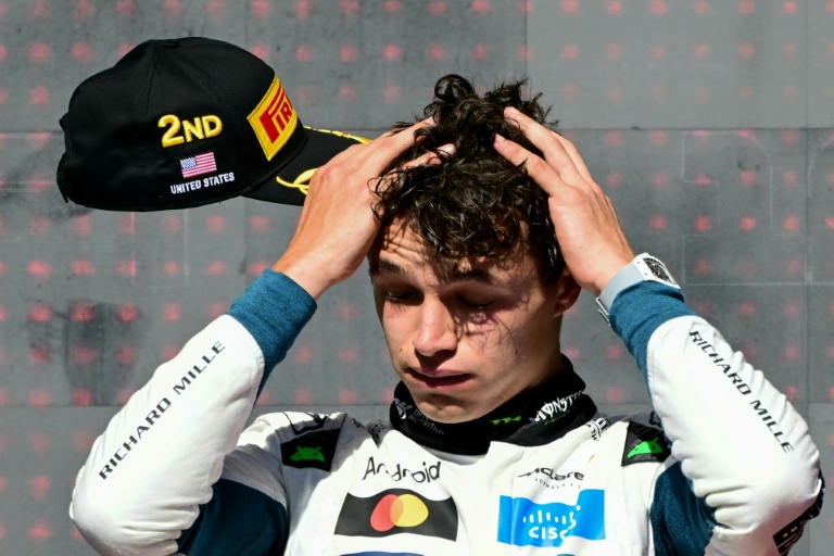 Le pilote britannique Lando Norris (McLaren) sur le podium après avoir terminé deuxième du GP de Formule 1 des Etats-Unis, à Austin (Texas), le 19 octobre 2025