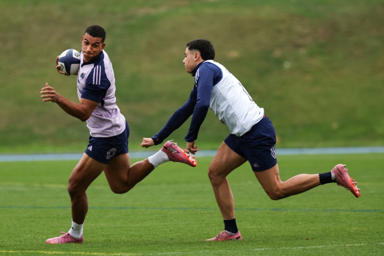 L'ailier français de Pau Aaron Grandidier-Nkanang (à gauche) et son homologue de l'UBB Louis Bielle-Biarrey (à droite) lors d'un entraînement à Marcoussis, le 29 octobre 2025