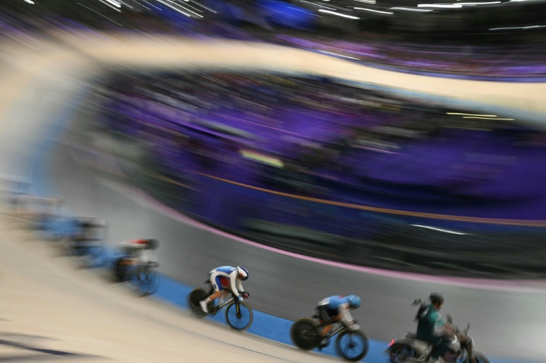 Mathilde Gros (au centre) en action en quart de finale du keirin des JO de Paris 2024 dans le vélodrome national de Saint-Quentin-en-Yvelines situé à Montigny-le-Bretonneux le 8 août 2024 en France
