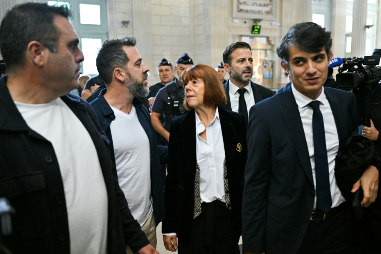 Gisèle Pelicot (c), son fils FLorian Pelicot, et ses avocats Antoine Camus (2e d) et Stéphane Babonneau (d) arrivent pour le procès en appel des viols de Mazan au palais de justice de Nîmes, le 8 octobre 2025 dans le Gard