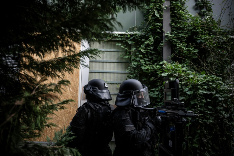 Des membres du RAID participent à un exercice d'entraînement à la libération d'otages, au quartier général du RAID, à Bièvres, dans la banlieue sud de Paris, le 8 octobre 2025