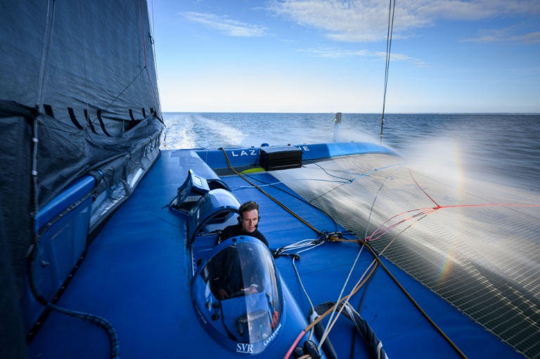 Tom Laperche à bord du trimaran Ultim SVR-Lazartigue le 25 septembre 2025 au large de Concarneau en préparation à la Transat Café L'Or