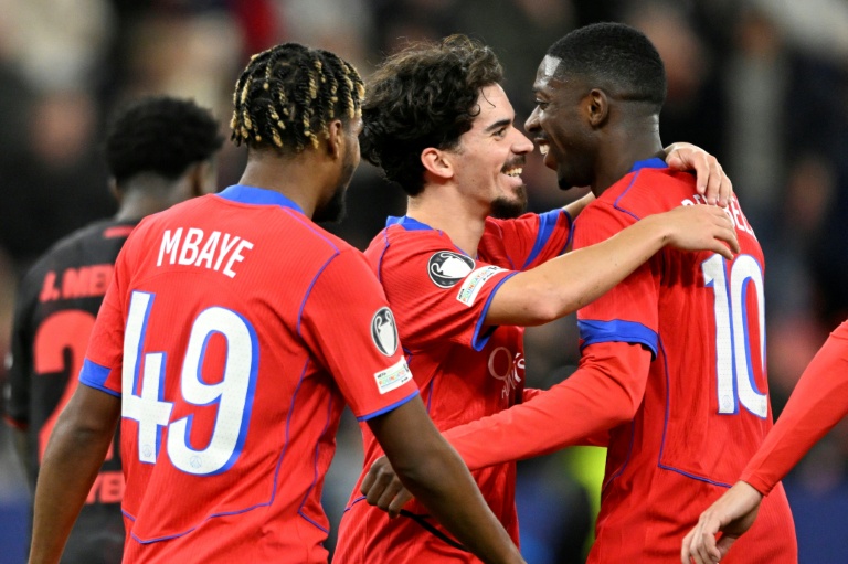Le meneur du jeu du Paris SG Vitinha (au centre) célèbre la victoire face au Bayer Leverkusen avec ses coéquipiers Pierre Mbaye et Ousmane Dembélé, le 21 octobre 2025 à Leverkusen