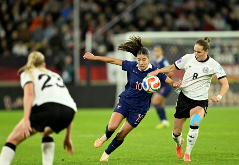 La Française Clara Mateo au duel avec l'Allemande Sydney Lohmann, en demi-finale aller de la Ligue des nations, à Düsseldorf, le 24 octobre 2025