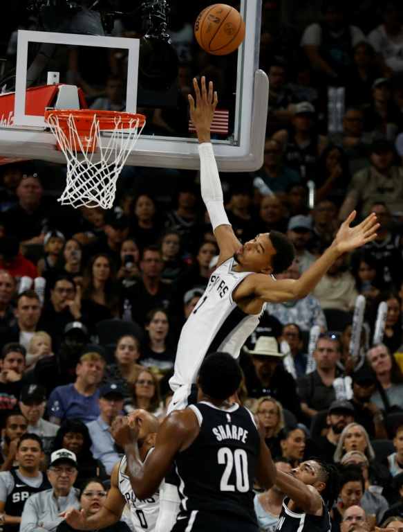 Victor Wembanyama au contre lors du match NBA des San Antonio Spurs contre les Brooklyn Nets, le 26 octobre 2025 à San Antonio
