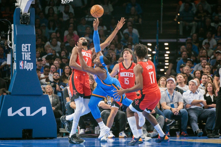 Luguentz Dort du Thunder d'Oklahoma City tente un tir devant Kevin Durant des Houston Rockets au Paycom Center d'Oklahoma City le 21 octobre 2025 aux Etats-Unis