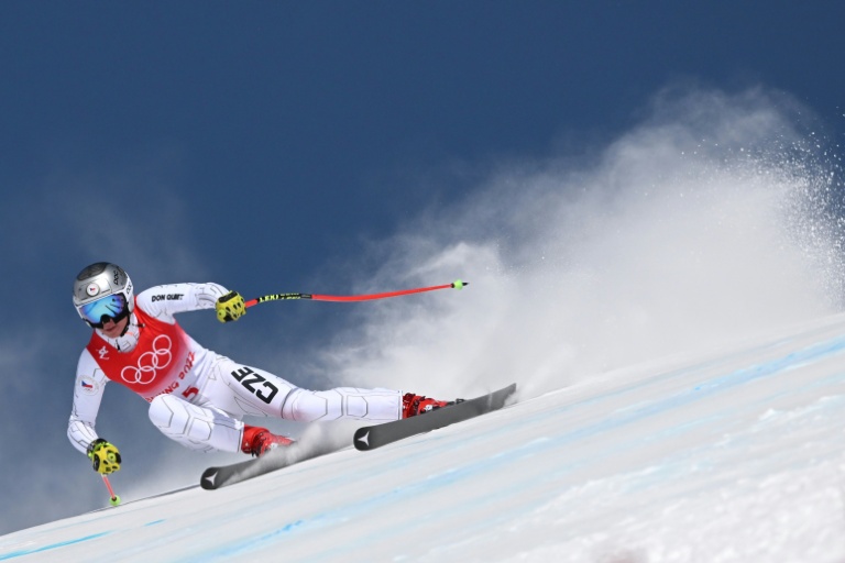 La Tchèque Ester Ledecka participe à la descente de ski alpin lors des Jeux olympiques de Pékin le 15 février 2022
