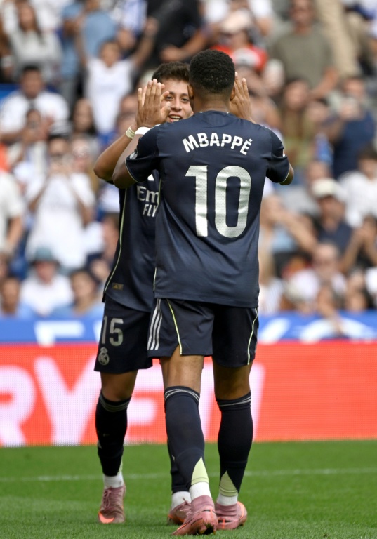 Le milieu de terrain du Real Madrid Arda Guler célèbre avec Kylian Mbappé son but inscrit face à la Real Sociedad, à San Sebastian, le 13 septembre 2025