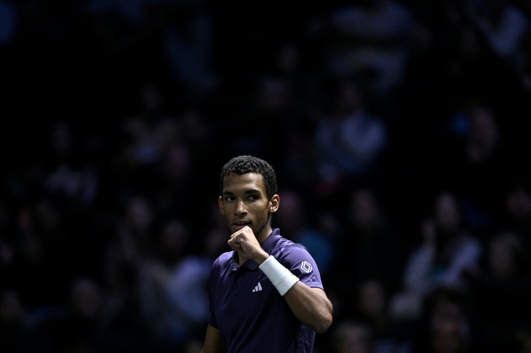 Le Canadien Félix Auger-Aliassime lors son match victorieux face à l'Allemand Daniel Altmaier au Masters 1000 de Paris, le 30 octobre 2025 à Nanterre