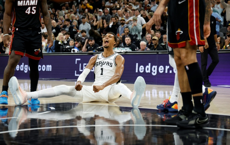 Victor Wembanyama lors du match NBA des San Antonio Spurs contre le Miami Heat, le 30 octobre 2025 à San Antonio