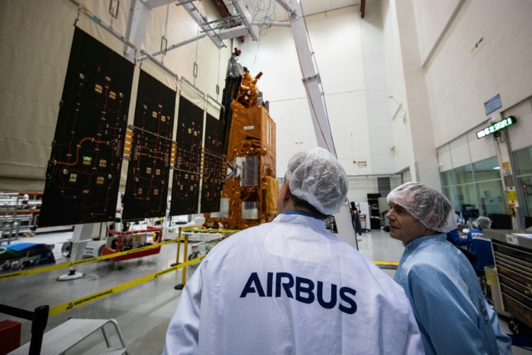 Le satellite Biomass construit par Airbus Defence and Space pour l'Agence spatiale européenne présenté à Toulouse  le 11 février 2025.