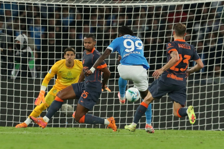 le milieu de Naples Andre-Frank Anguissa inscrit le troisième but de son équipe lors de la victoire 3-1 face à l'Inter Milan le 25 octobre 2025