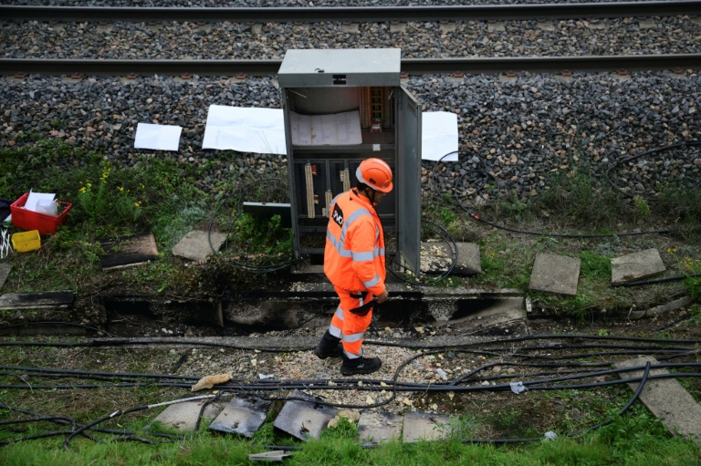 Un agent de la SNCF intervient pour remplacer des câbles endommagés après un acte de vandalisme, au sud de Valence, le 27 octobre 2025