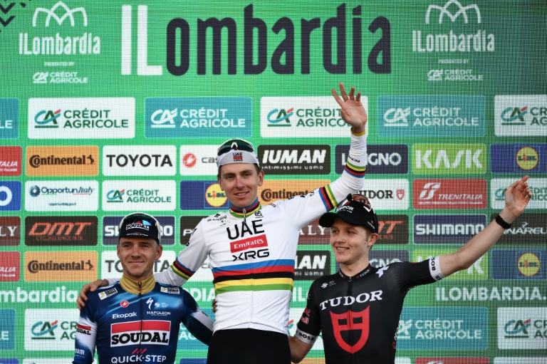 Tadej Pogacar entouré de Remco Evenepoel (G) et de Michael Storer (D) sur le podium du Tour de Lombardie, le 11 octobre 2025 à Bergame