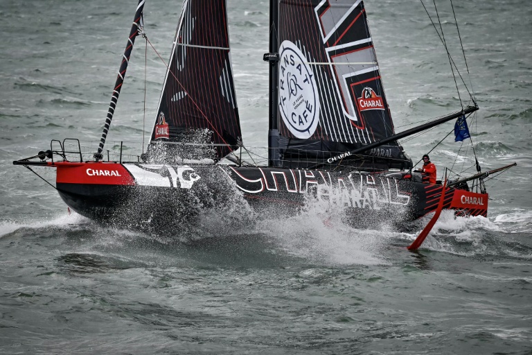 Jérémie Beyou et Morgan Lagraviere au départ de la Transat Café L'Or au large du Havre le 26 octobre 2025
