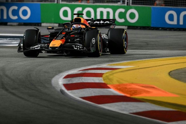Le pilote néerlandais Max Verstappen (Red Bull) pendant la seconde séance d'essais libres du GP de Singapour de F1 le 3 octobre 2025