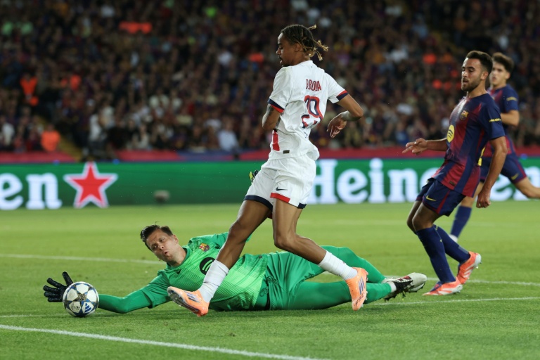 Le Parisien Bradley Barcola est tout près de marquer un but au gardien de Barcelone Wojciech Szczesny, mais l'action n'ira pas au bout.