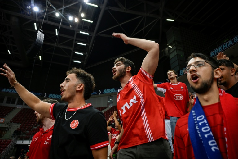 Des supporters de l'Hapoël Tel Aviv lors du match de l'Euroligue de basket contre le Maccabi Tel Aviv, à Sofia, en Bulgarie, le 8 octobre 2025