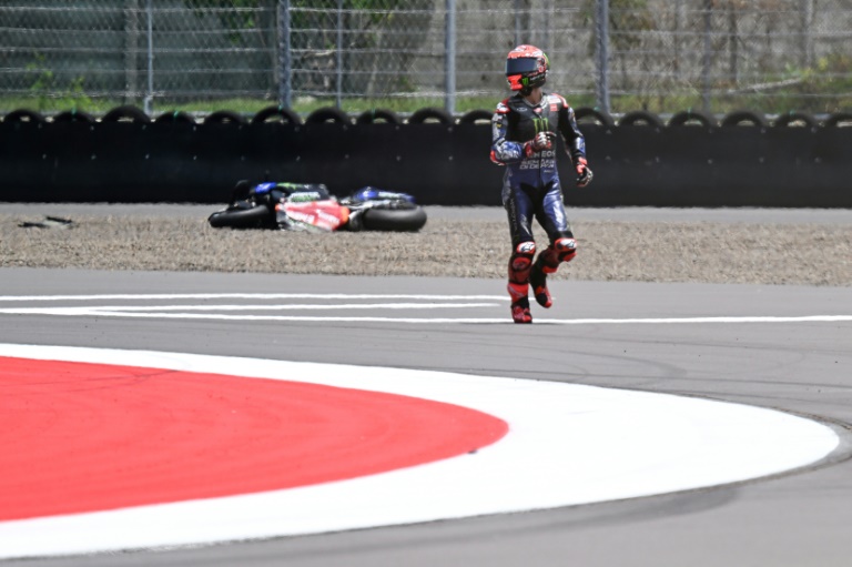 Le pilote français Fabio Quartararo (Yamaha) s'éloigne de sa moto après avoir chuté lors de la séance de qualifications du Grand Prix d'Indonésie MotoGP sur le circuit de Mandalika le 4 octobre 2025.