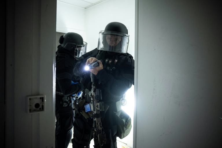 Des membres du RAID (Recherche, Assistance, Intervention, Dissuasion) participent à un exercice d'entraînement à la libération d'otages, au quartier général du RAID, à Bièvres, dans la banlieue sud de Paris, le 8 octobre 2025