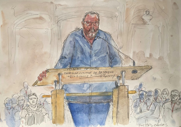 Croquis d'audience du procès de Frédéric Péchier, ancien anesthésiste, accusé d'avoir empoisonné 30 patients, dont 12 sont morts, le 8 septembre 2025 au tribunal de Besançon, dans le Doubs