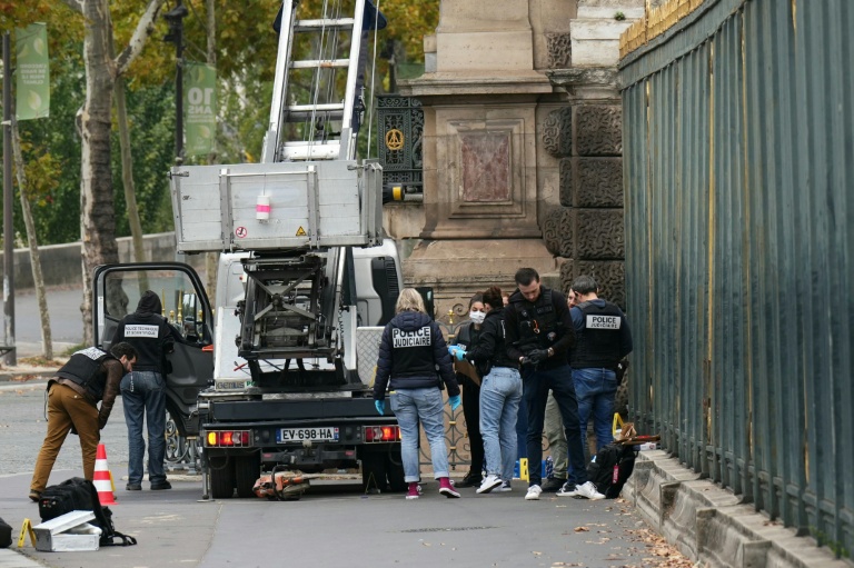 Des policiers examinent le monte-charge utilisé lors d'un cambriolage au musée du Louvre, le 19 octobre 2025 à Paris