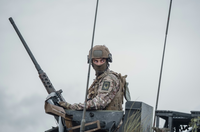Un artilleur du 35 régiment d'artillerie parachutiste lors du démonstration des capacités des canons Caesar à Canjuers, dans le sud de la France, le 20 octobre 2025