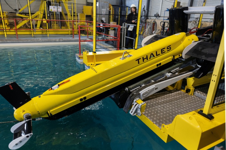 Mise à l'eau par télécommande du sonar Tsam de Thales du programme de la lutte contre les mines franco-britannique MMCM à Brest, le 1er octobre 2025